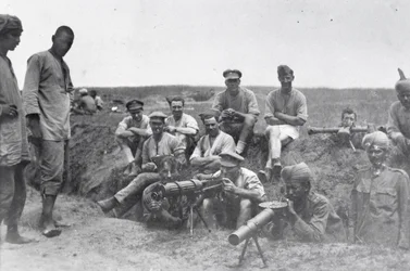 Machine gun crews with Vickers machine gun, Lewis gun and rangefinder, Mesopotamia, World War I
